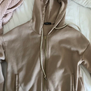 beige Zip-up hoodie - biege zip-up hoodie köpt på Shein för 120kr, dragkjedjan är lite kronglig ibland men det är inget som är ett problem 