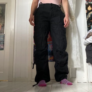 Cargo byxor från brandit  - Byxorna är i bra skick och har ej använt dom många gånger. Dom går att justera. Dom är lite stora på mig även om jag gör dom till de minsta och jag har strolek 26. Dessa är i 31. 