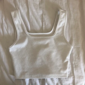 vitt linne  - Vanligt ribbad vitt linne, inte genomskinlig