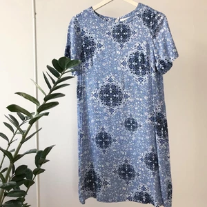 Luftig klänning  - Superfint mönstrad klänning i viskos💗