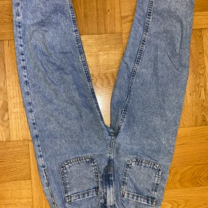 Jeans Zara - Säljer nu dessa super sköna lite pösigare jeans från Zara med resår i midjan och fickor där fram vilket ger dom ett lite mer ”udda” utseende vilket jag älskade när jag köpte dom, säljer dom för att dom börjar bli för små och inte riktigt min stil längre köpa för ca 1,5 år sedan på Zara, pris kan diskuteras!!