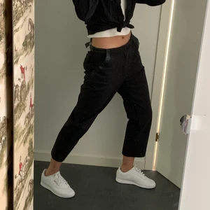 Svarta coola byxor  - Jättecoola svarta byxor i nyskick med läder kanter. 