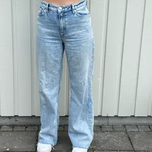 Säljer dessa snygga jeans i modellen Yoko från Monki då dom är för stora för mig. Använda endast ett fåtal gånger! Jag är 163 cm och byxorna är i strl 28☺️