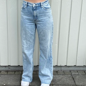 Jeans från monki  - Säljer dessa snygga jeans i modellen Yoko från Monki då dom är för stora för mig. Använda endast ett fåtal gånger! Jag är 163 cm och byxorna är i strl 28☺️