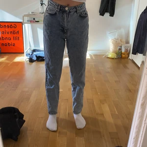 Jeans från Gina tricot storlek 34 - Jeansen är i ett super bra skick och är använd ett fåtal gånger. Dom har små ditaljer som det är mörkades på vissa ställen vilket är super fint. Köpta för ett halvår sen. Jag är runt 160-162 och dom passar mig perfekt i längd och midja