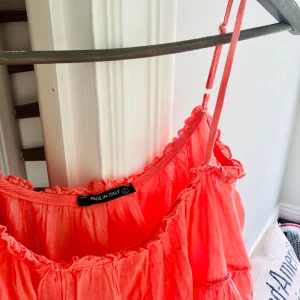 Volang linne, Made in Italy M/L - 🧚‍♀️Mjukt, fladdrigt och skönt linne med underbar färg till solbrännan, justerbara axelband 👚Storlek L men isf liten L då jag som M haft den.