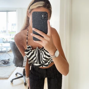 Festtopp  - Helt ny satintopp från Ginatricot, storlek 32, säljer pga att den är lite liten för mig. Annars jättefin