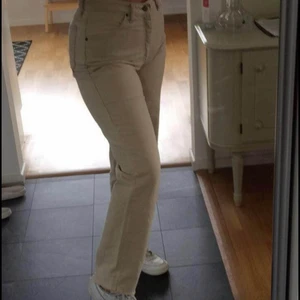 Lee jeans i storlek 32/34 (men är som M) - Bra skick, raka i benen, väldigt bekväma, medelhög midja. De är klippta längst ner så längden skulle vara ungefär 32 istället för 34. Priset är prutbart!!