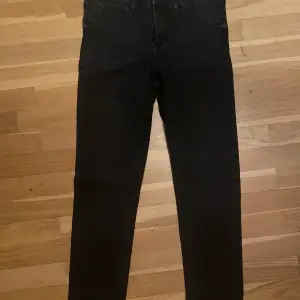 Ett par skit snygga jeans. Säljer på grund av att dom är lågmidjade vilket jag tyvärr inte tycker om. Dom är endast använda 1 gång så helt nya 