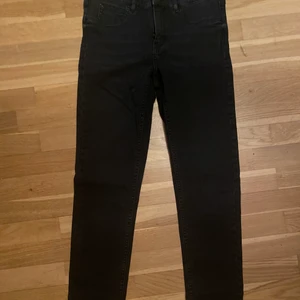 Jeans storlek M - Ett par skit snygga jeans. Säljer på grund av att dom är lågmidjade vilket jag tyvärr inte tycker om. Dom är endast använda 1 gång så helt nya 