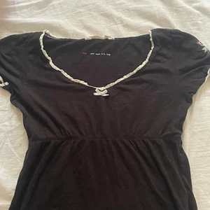 Fin Tröja - En fin tröja i storlek s, använd 1 gång, säljer för den inte passa mig så bra. 70 kr + 11 kr frakt så totalt 81kr!😋