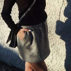 Jag säljer denna gråa Calvin klein kjol för att jag har växt ur den. Den är använd ett par gånger men det syns ej. Köpt för 399kr och säljer den nu för 50kr + frakt 💚