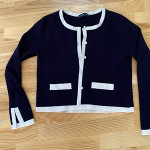 Zara knit storlek m - Mörkblå kort kofta. Vita pärlemorknappar. Storlek M men är mer som s. Betalning via swish. Köparen står för frakten. Kan skicka spårbart om önskas. 