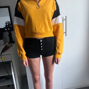 Hoodie - Väl använd tjocktröja, den är i gott skick. Det är min lillasyster som har på sig tröjan på bilden 💕 Köparen står för frakt men kan samfrakta om man vill 