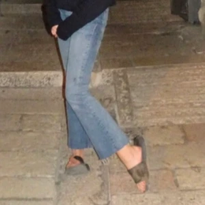 jeans  - Säljer mina svarta lite utsvängda jeans från zara precis likadana som på bilden då de är för korta o små. Inte använda super mycket. Jag är 160 och där är ca 10 cm korta kanske lite mindre.  