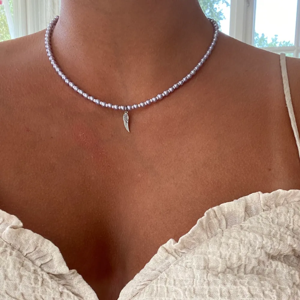 Säljer nu mina älsklingshalsband i den färgen du vill (sista bilden kan du se färgerna du kan välja mellan) Det finns två olika berlocker att välja på: vinge och pärla+blixt! Dom kostar 85 kr styck. Hoppas ni vill köpa av mig kramar<3. Asusteet.