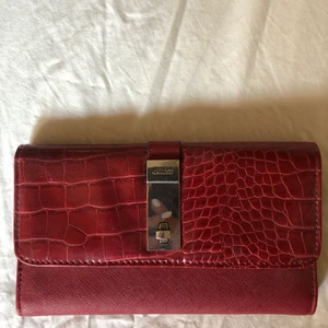 Plånbok  - Snygg röd plånbok ifrån guess. Passar perfekt för utgång!