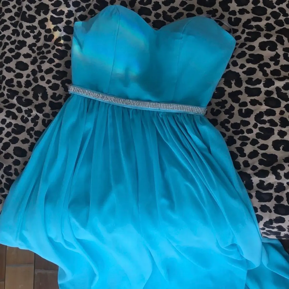 Klänningen är endast använd en kväll och skiftar i vackra blå nyanser. Köpte den för 3000kr. Säljer för 1000kr.. Klänningar.