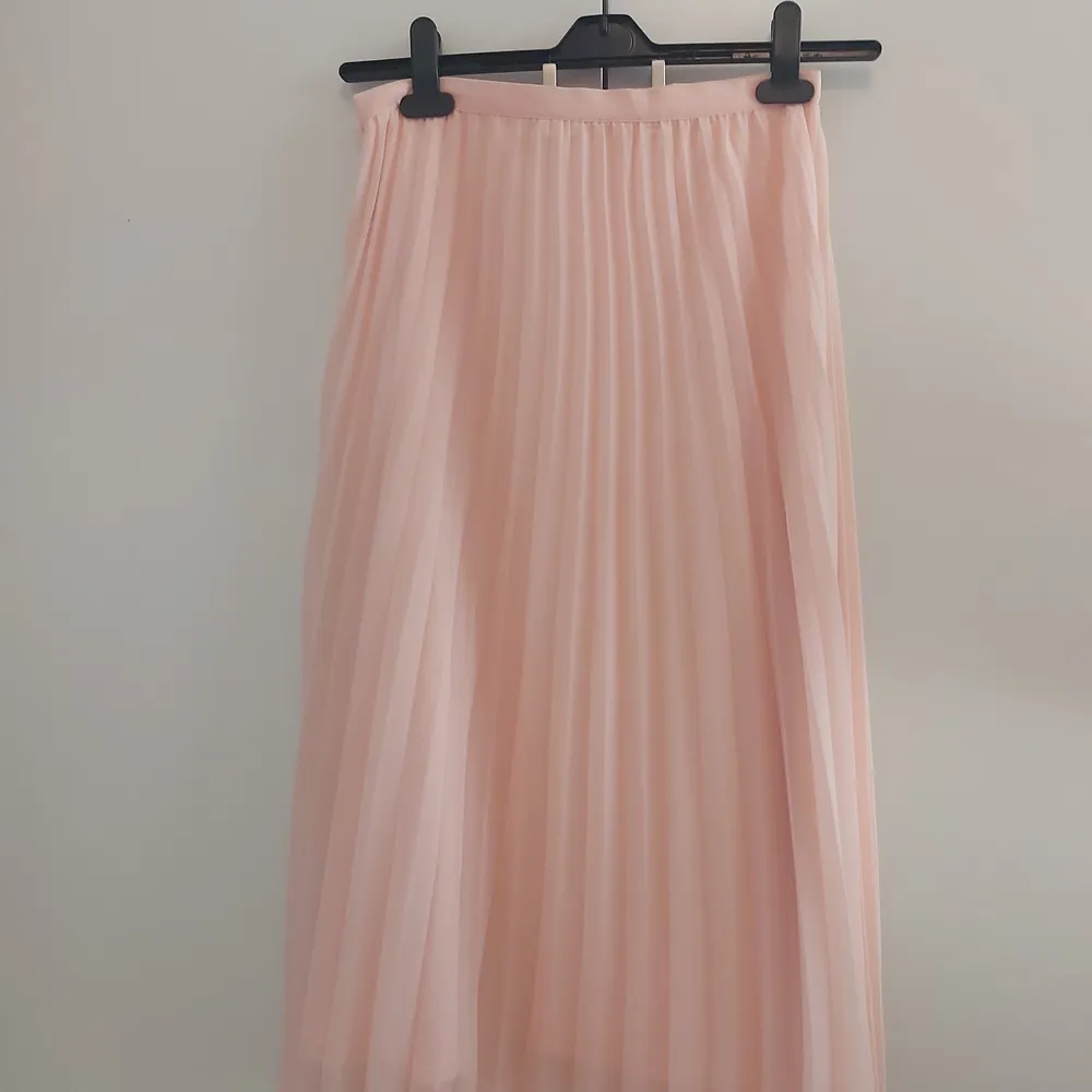 Lite längre rosa plisserad kjol från Gina Tricot. Använd ca 3 ggr, så gott som ny. . Kjolar.