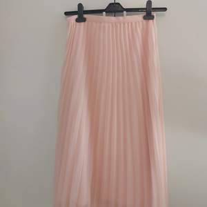 Lite längre rosa plisserad kjol från Gina Tricot. Använd ca 3 ggr, så gott som ny. 