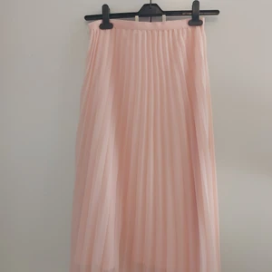 Rosa plisserad kjol  - Lite längre rosa plisserad kjol från Gina Tricot. Använd ca 3 ggr, så gott som ny. 