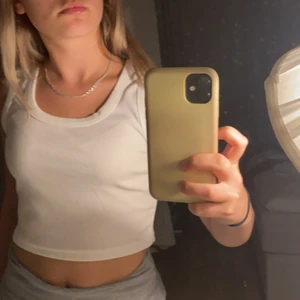 Vitt linne  - Säljer nu mitt vita ribbade linne pågrund av att det är inte den formen jag vill ha, är i bra skick , använt få tal gånger, lite genomskinlig men de funkar , linnet är i S men funkar ändå som Xs  ( undrar du på något är det bara att höras💞)