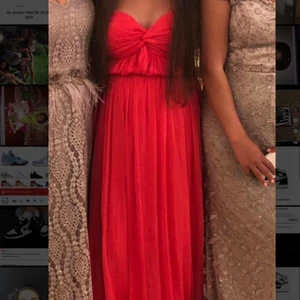 Rosa klänning stl 34 - Klänningen är i nyskick och är endast använd en kväll. Köpte den för 500. Säljer för 300kr. Priset kan diskuteras.