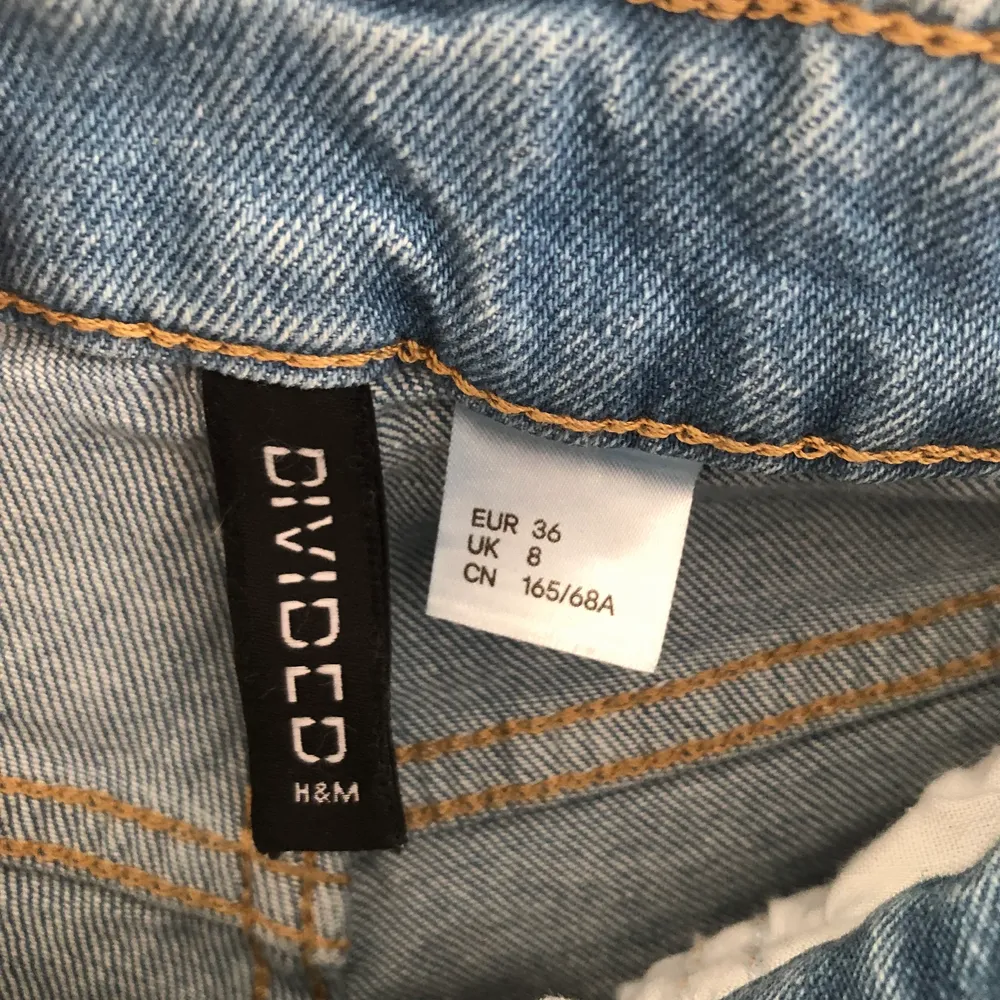 Säljer dessa ljusblå shorts från H&M. Dom är i storlek 36 men passar xs/s. Andvända en gång.                                              Köparen står för frakten!. Shorts.