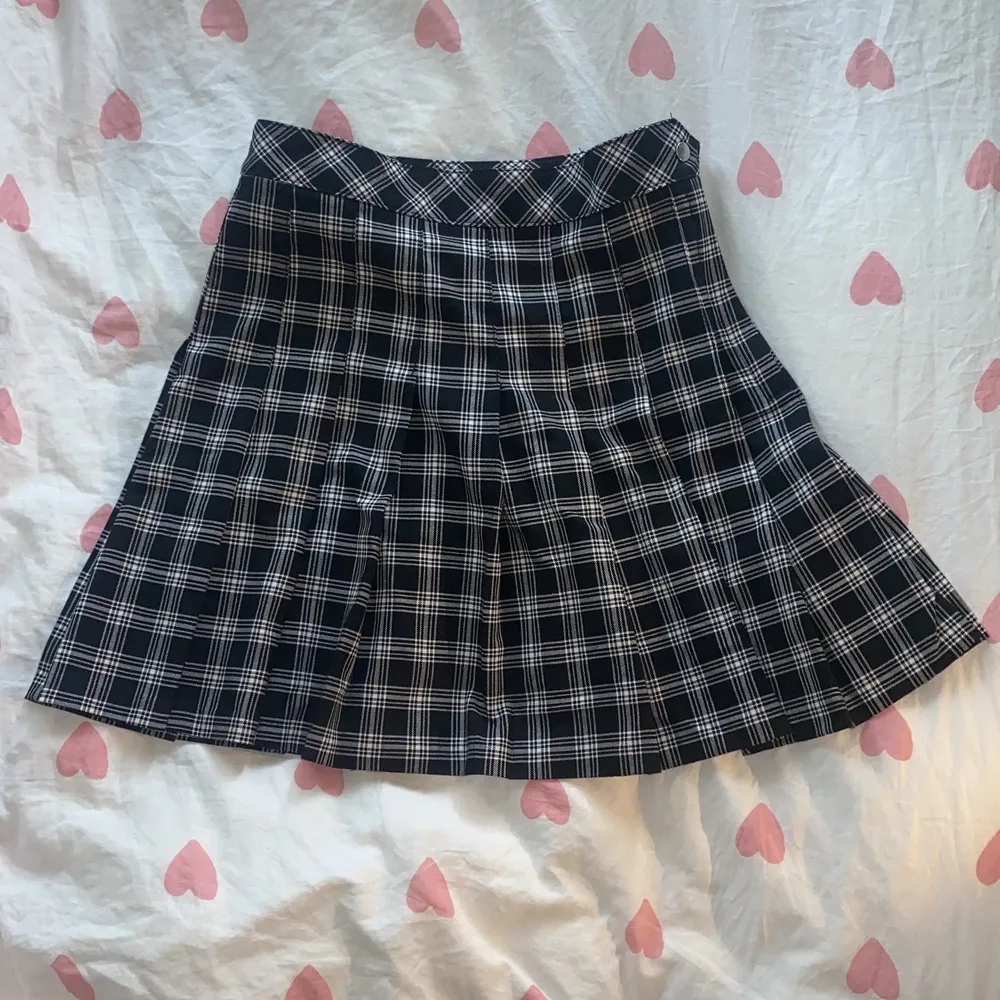 Rutig kjol från h&m i storlek 34! Har bara använts ett få tal gånger sedan jag köpte den förra sommare. Den är därmed i väldigt bra skick:) Orginalpris på 249kr🤍 . Kjolar.