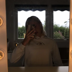 Tjocktröja, H&m  - Jätte skön hoodie från H&m med några små tryck 