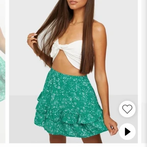 Kjol - Fin grön blommig kjol med volag