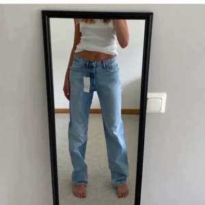 Säljer dessa skit snygga jeans från zara säljer pga att de inte passar💗(lånade bilder)
