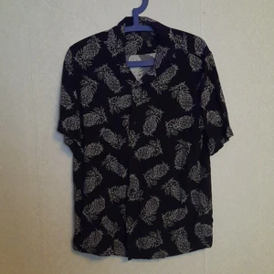 Hawaii skjorta (unisex) - Någorlunda använd skjorta från herr avdelningen. Bra skick och luftigt material 