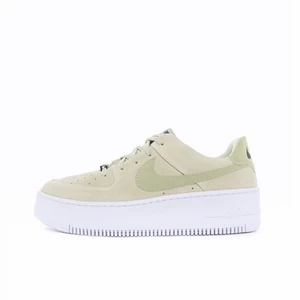 Nike Wmns Air Force 1 Sage Low - Supersöta slutsålda nike air force i storlek 38 😚 Använda bara 1 gång och säljer pga fel storlek.. skorna är i princip nyskick 💕  Nypris 1100 och säljer från 700 