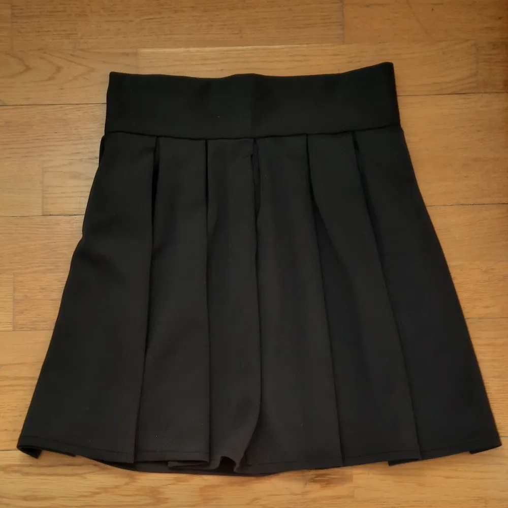 Säljer denna svart kjolen som har använts knappt. Storlek är M/S och den har en kedja på baksidan som ni ser i trejde bilden. Start bud från 200 kr + frakt. . Kjolar.