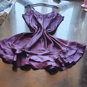 Super fint satin vologoklänning  - I mycket bra skick och passar s_m.