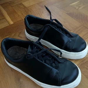 Eytys doja - Svarta ’Eytys doja leather’ sneakers som är sparsamt använda och i jättebra skick! Storlek 35 ☁️ Kan frakta eller mötas upp, spelar ingen roll för mig, kan även skickas spårbart om så önskas! Buda 💓