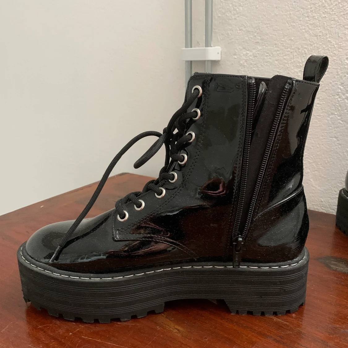 Dr martens liknande lack boots från HM - 90
