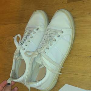 Vita sneakers från zara, lite spår av användning men går att tvätta bort, storlek 40