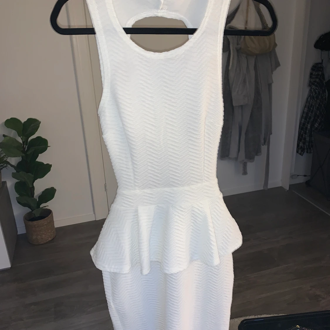 Vit klänning med öppen rygg - 90