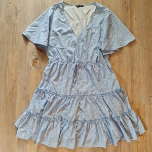 Blå klänning  - Söt blå klänning med vitt mönster. Endast provad