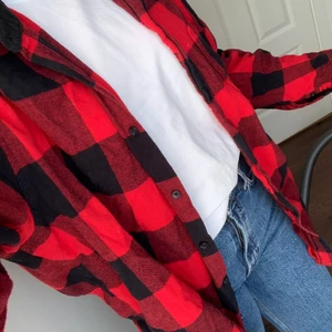 Flanellskjorta  - Fin flanellskjorta som inte kommer till användning pågrund av att den inte är min stil! Köparen står för frakten! 💞💞