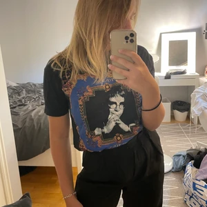 Elton John tshirt❤️ - Tshirt med tryck från Zara🥰 Tryck finns på både fram- och baksida! Kan tas bättre bilder på ryggen😀 Frakt tillkommer på 66kr spårbart!