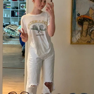 Gina tricot jeans - Snygga vita jeans med hål på knäna! Är använda några gånger men är nästan som nya! 