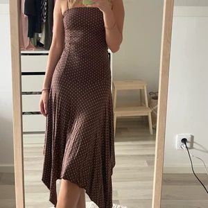Brun prickig långklänning  - Använt få gånger och superfin. (köpt från VeroModa)