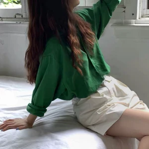 Skjorta - Grön linneskjorta. Oanvänd. Skicka gärna ett meddelande vid frågor! 