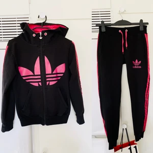 Fin kofta och byxor - Kofta och byxor, Str: XS, Modell: Dam, Skick: Använt skick, Pris: 200kr  Kolla gärna in mina andra inlägg, Vid intresse av fler varor så fixar jag ett bra paketpris!