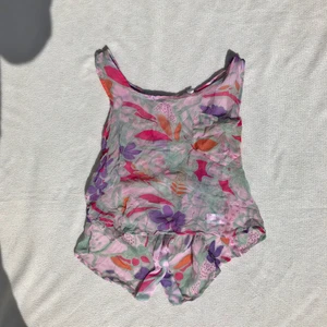 Meshtopp  - Vintage meshtopp med bröstficka fram. Knäppning i ryggen. Behöver strykas men i fint skick! Passar XS/S Fint mönster! + frakt 15 kr 💫 Se även mina andra annonser, 3 för 2 på allt! 💫 
