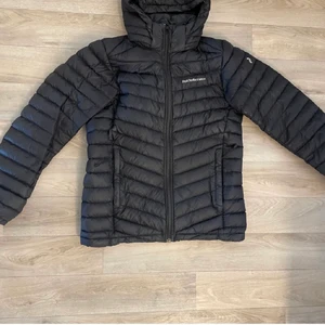 Peak performance jacka - Säljer denna peak performance jacka som är sparsamt använd och inte har några defekter. Jackan är i storlek L men passar även någon som är mellan xs-m, beroende på hur man vill att den ska sitta. Pris kan diskuteras! Originalpris 2400kr ❤️ (de två första bilderna är lånade)