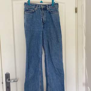 Snygga ljusa jeans i modellen ”Rowe” i strl 26/30 från weekday. 👖 pris = 250kr (frakt ingår) 💙